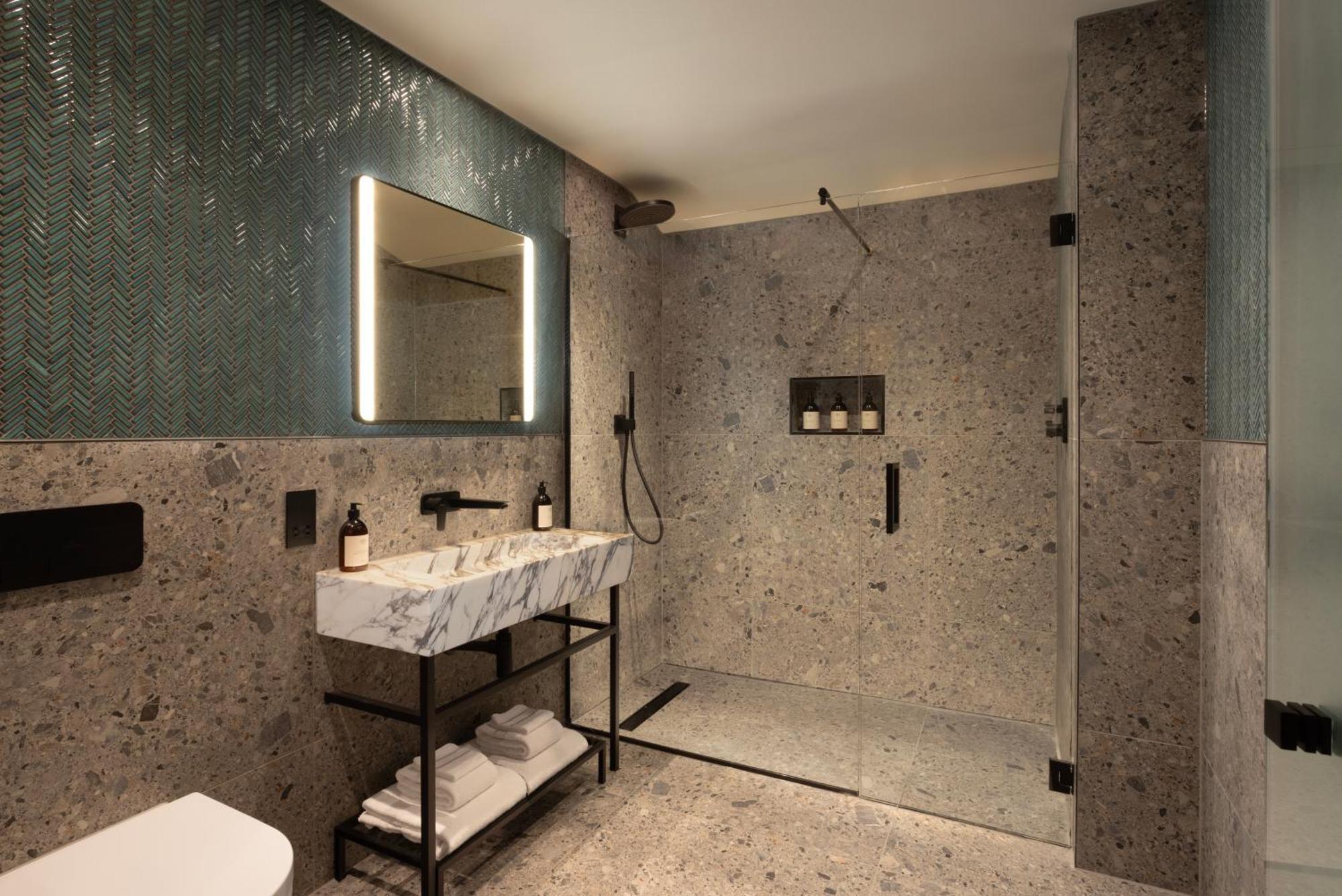בישופטון Mar Hall Golf & Spa Resort מראה חיצוני תמונה A walk-in shower
